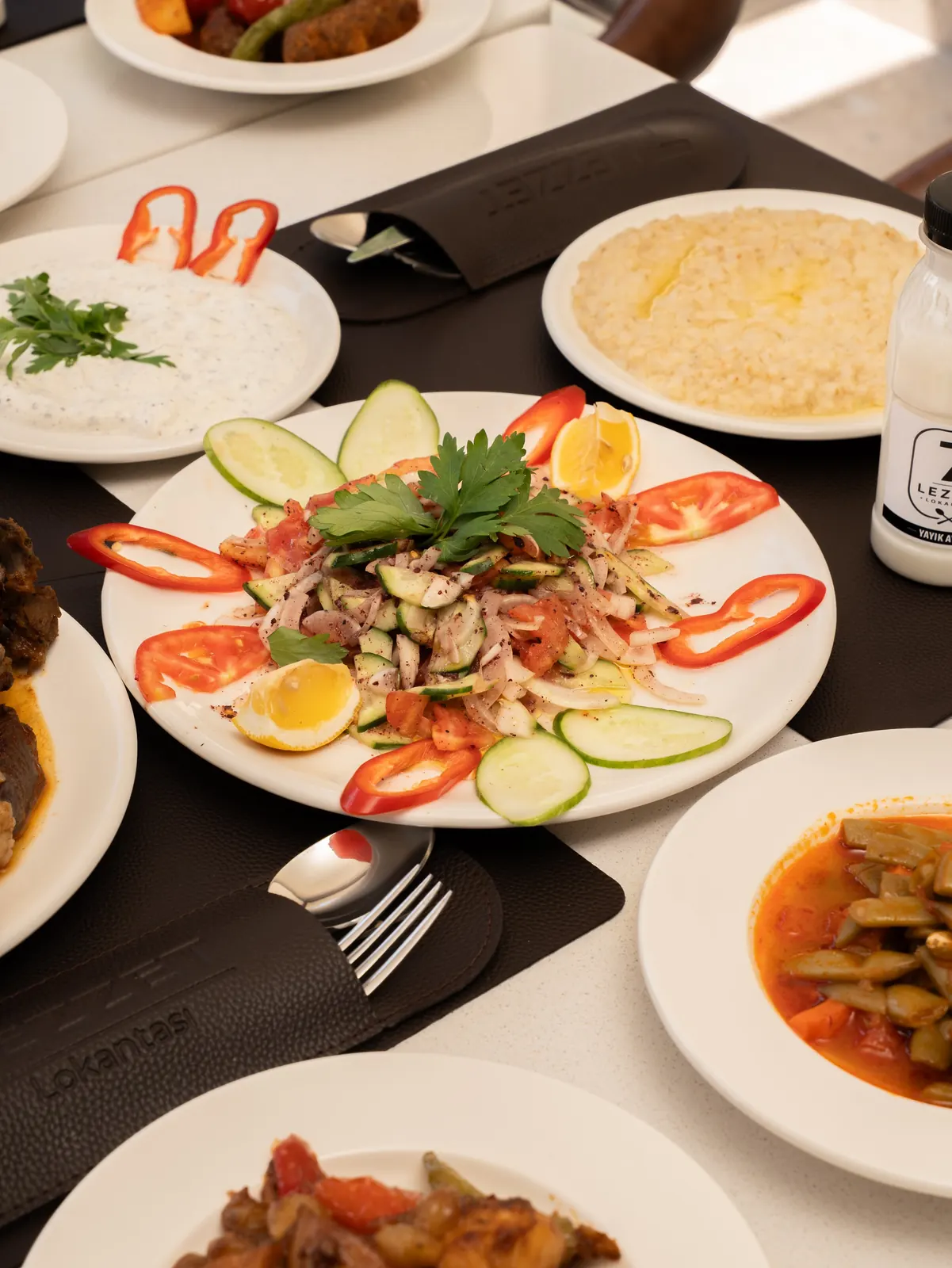 Salata, keşkek ve mezelerle masa.