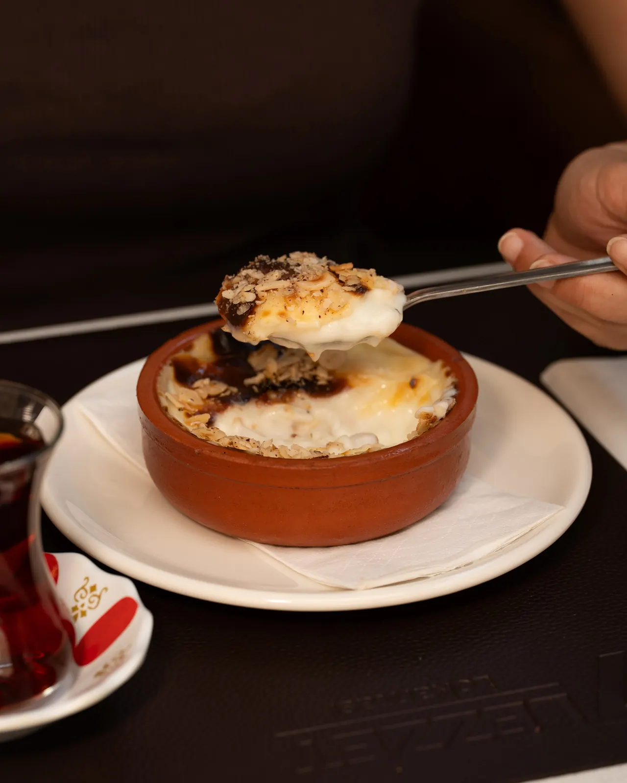 Fırın sütlaçtan bir kaşık.