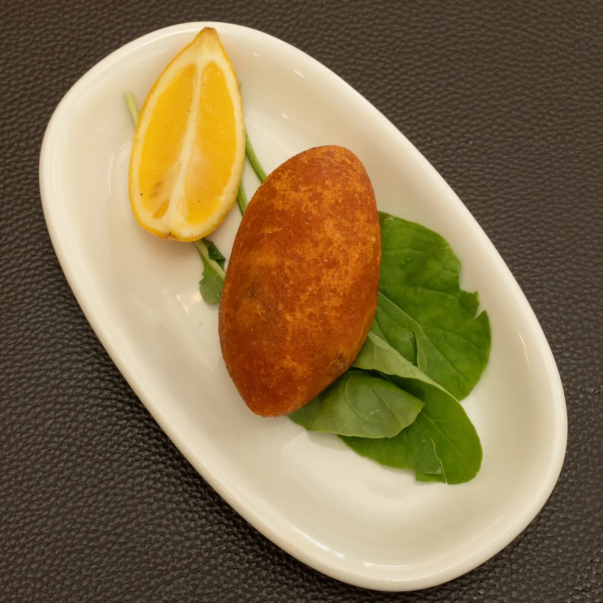 Limon ve roka ile içli köfte.